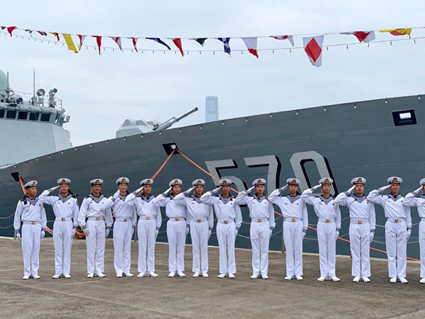 海军171舰艇编队靠泊香港  蒲公英之友军港游